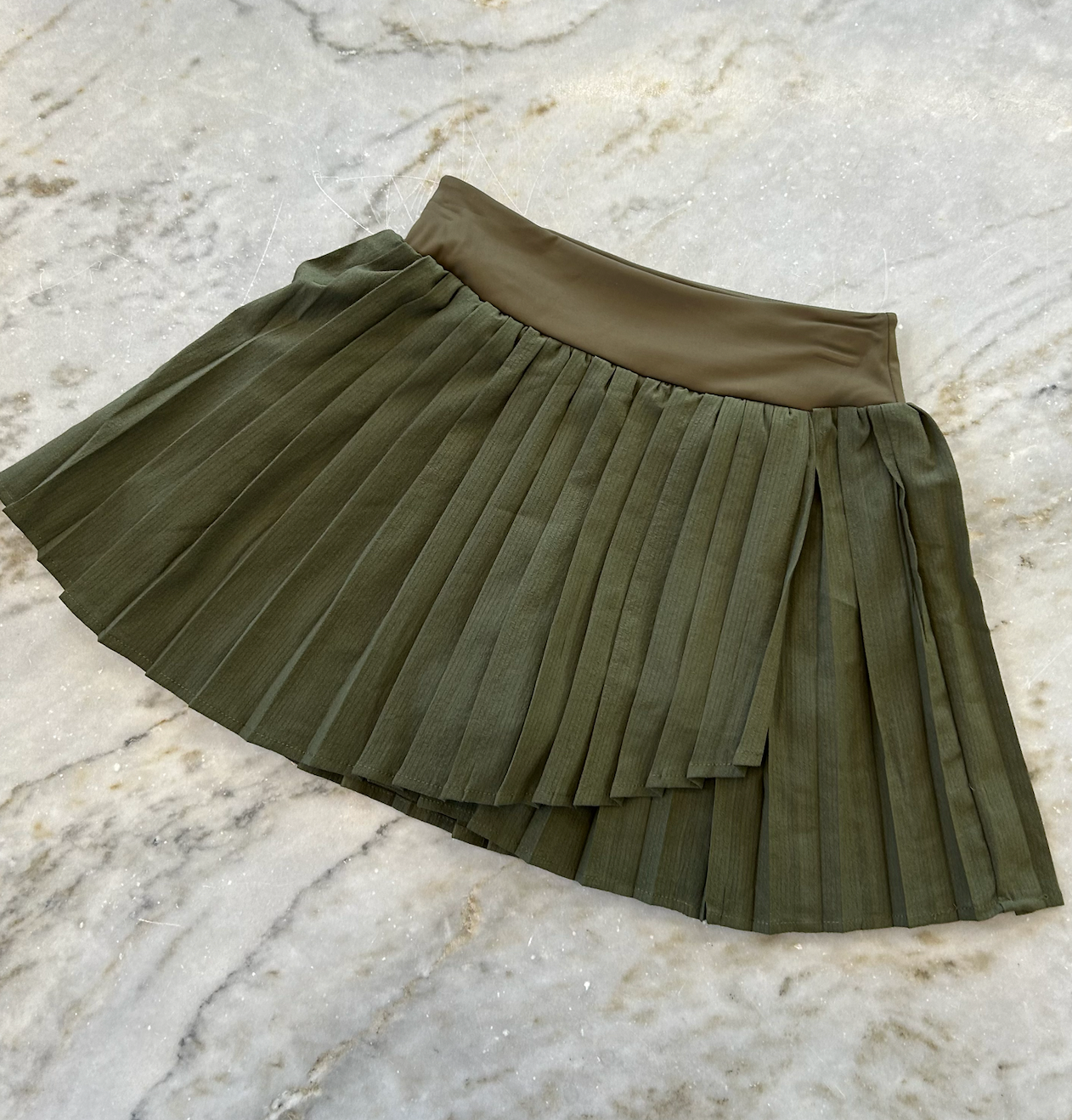 DRESS FORUM OLIVE TENNIS SKORT